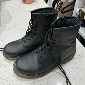 Women / Big Kid Dr.Martens The Original Air Wair Black Boot